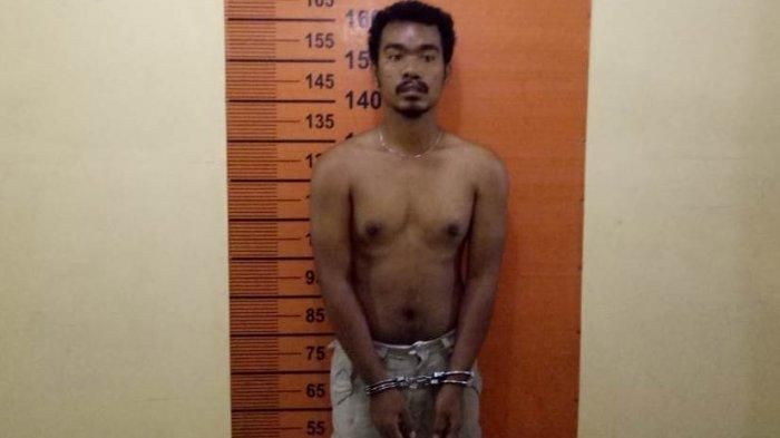 Tersangka Menang Sitepu alias Gondang (31) warga Dusun V Desa Namoriam Kecamatan Pancur Batu, Kabupaten Deli Serdang saat diamankan polisi. 