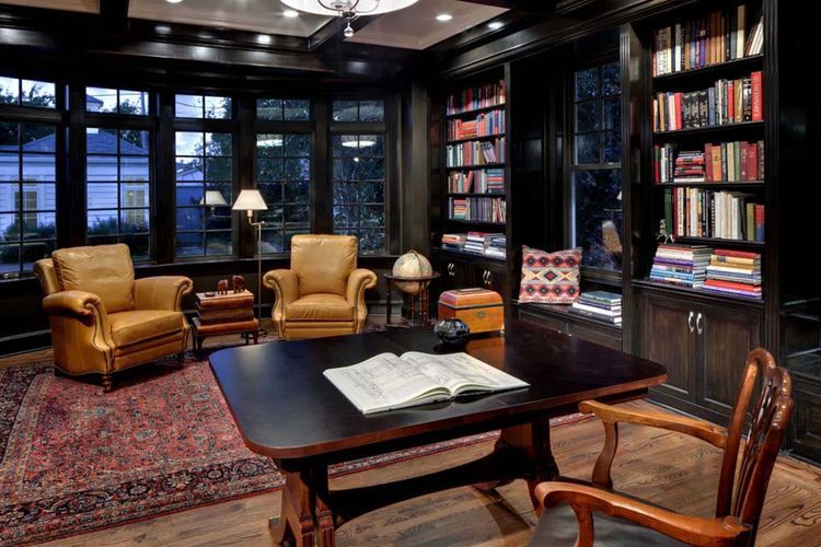 Home office dengan dominasi warna gelap yang elegan