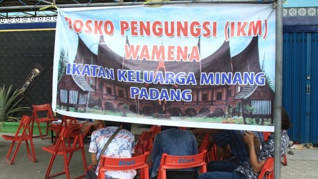 Ikatan Keluarga Minang Padang di Papua membuka posko pengungsian di kawasan Sentani, Jayapura. Ada ratusan warga asal Sumatera Barat yang bermukim di Wamena sebelum kerusuhan melanda 23 September lalu.