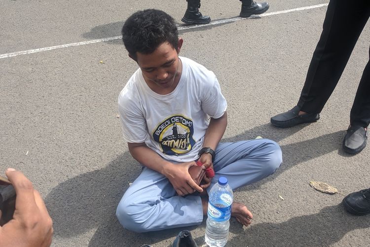 Seorang satpam berinisial RH diamankan polisi karena menyamar jadi anak SMA untuk mengikuti aksi demo pelajar di depan Gedung DPR pada Senin (30/9) kemarin.