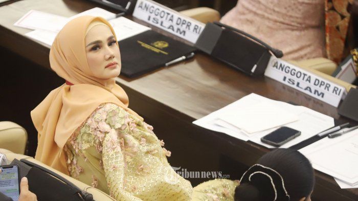 Anggota DPR terpilih dari Partai Gerindra Wulansari atau Mulan Jameela saat menghadiri pelantikan anggota DPR di Kompleks Parlemen, Senayan, Jakarta Pusat, Selasa (1/10/2019). 