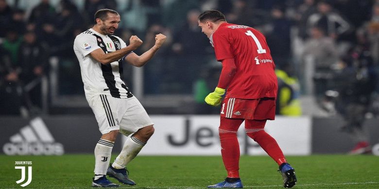 Dua pemain Juventus, Giorgio Chiellini dan Wojciech Szczesny, gembira seusai timnya sukses mengalahk
