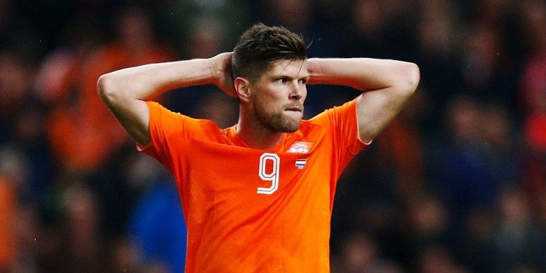 Klaas Jan Huntelaar memperlihatkan kekesalannya saat pertandingan UEFA EURO 2016 antara Belanda dan 