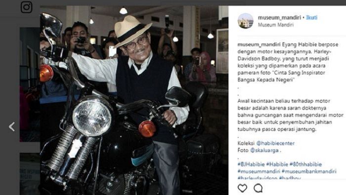 BJ Habibie bersama dengan motor Bad Boy kesayangannya