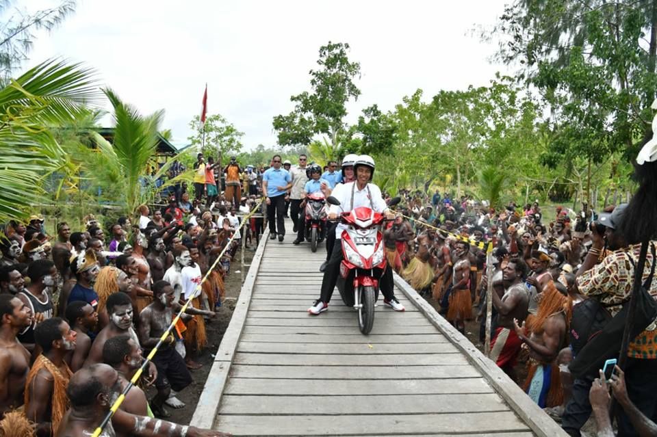 Aksi blusukan Joko Widodo atau Jokowi di Agats, Kabupaten Asmat, Papua