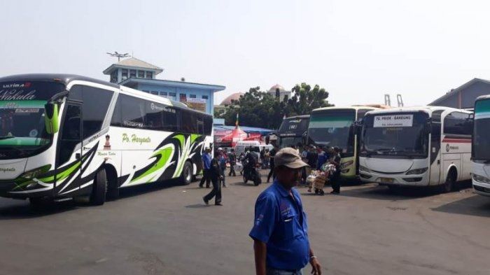 Sebanyak 3.574 penumpang berangkat dari Terminal Tanjung Priok menuju berbagai kota di Pulau Jawa. J