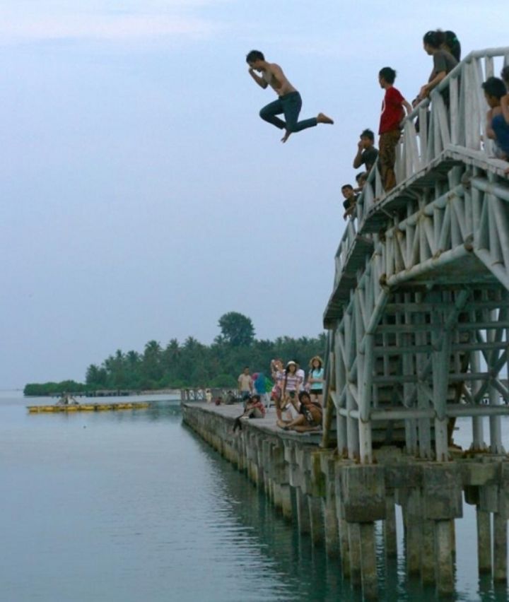 Salah satu kegiatan unik di Pulau Tidung, Kepulauan Seribu, adalah melompat dari Jembatan Cinta.