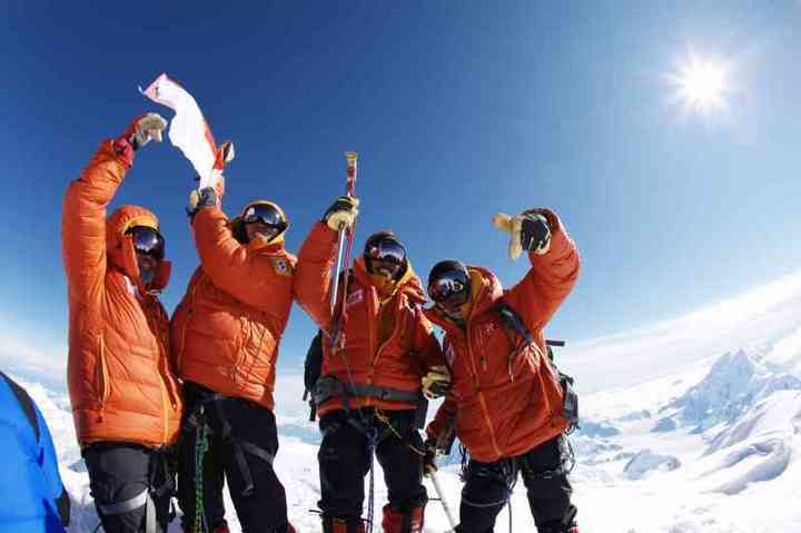 Tim ISSEMU mengibarkan bendera Merah Putih di puncak Denali, puncak tertinggi di Amerika Utara, pada