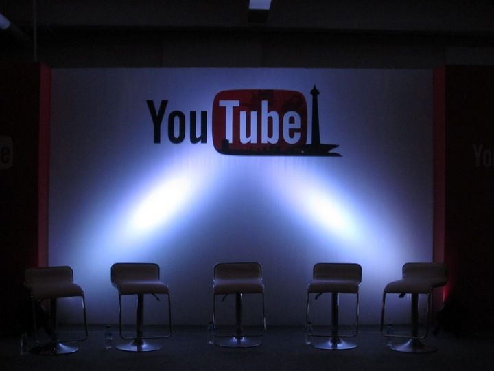 Logo Youtube dengan wayang dan Monas menghiasinya dalam launching Youtube Indonesia, di Jakarta, Kam