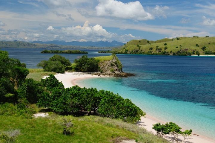 Pemandangan dari Taman Nasional Komodo (TNK). Selain menawarkan panorama darat, TNK juga memiliki ke