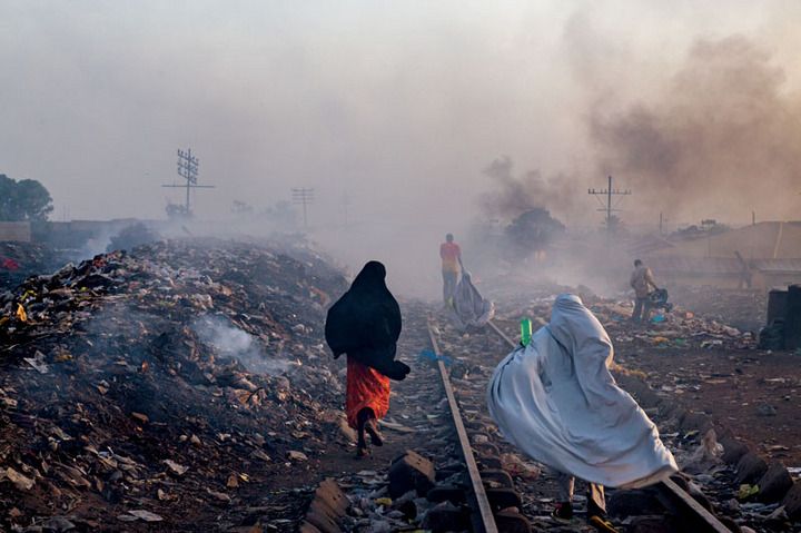 Di kota Kaduna, Nigeria, orang mengais tumpukan sampah. Nigeria adalah eksportir minyak terbesar kel