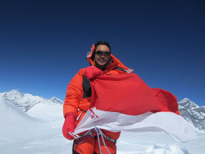 Fedi Fianto mengibarkan bendera Merah Putih di Gunung Ama Dablam, Nepal, pada 22 November 2013.