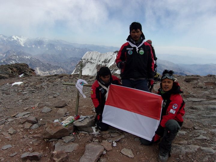 Khaerul Amri, Ali Ataya, dan Nur Wahyu Widayatno dari KMPA Eka Citra mengibarkan bendera Merah Putih