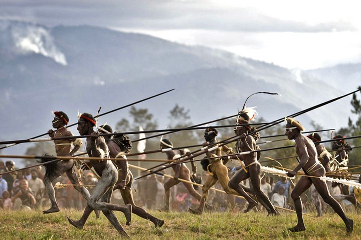 Lelaki Papua tampil bak prajurit perang dalam Festival Lembah Baliem di Wamena, Papua. 