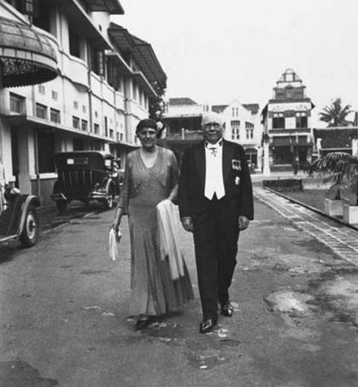 Sepasang suami istri Belanda di Grand Hotel De Djokdja, Jalan Malioboro. Pada 1945-1950 hotel ini berganti nama menjadi 