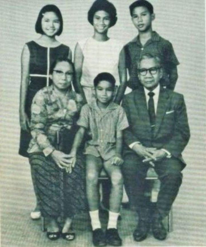 Foto keluarga Prabowo Subianto: Kuala Lumpur tahun 1963, Margono Djojohadikusumo (duduk kanan) Prabo