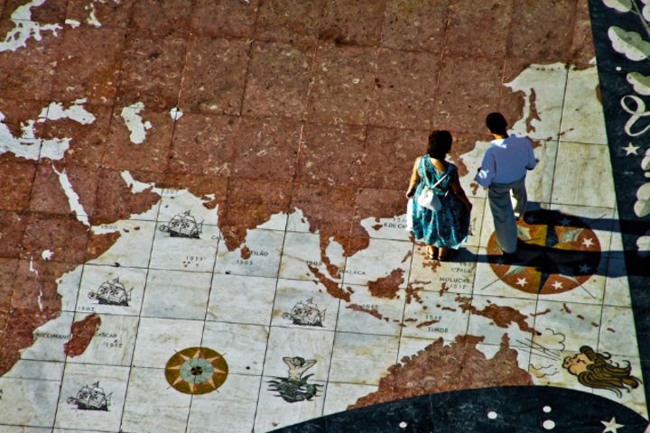 Peta Indonesia terukir di atas mosaik penjelajahan Bangsa Portugal di Lisbon. Foto dibuat dari atas 