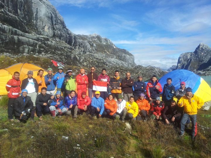 Tim pengibar bendera Merah Putih di kemah induk Lembah Danau-danau, Pegunungan Sudirman, sebelum men