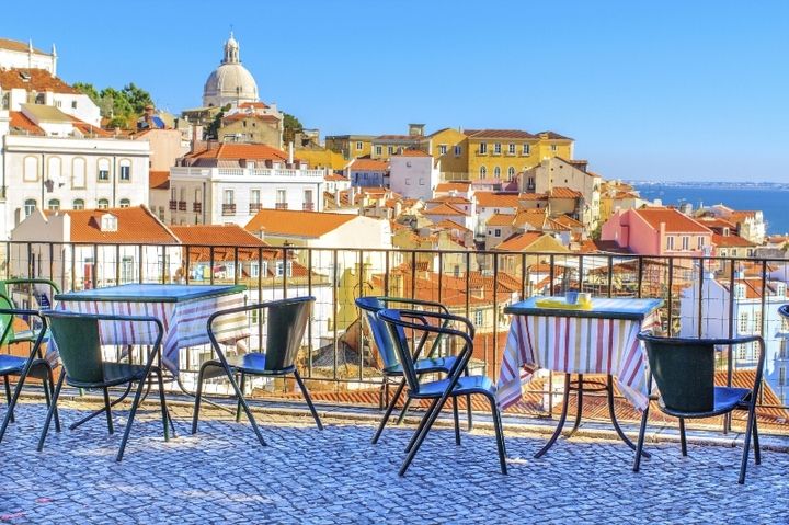 Lisbon, Portugal, menarik perhatian para pejalan karena kecantikan alam dan konstruksi modern kota.