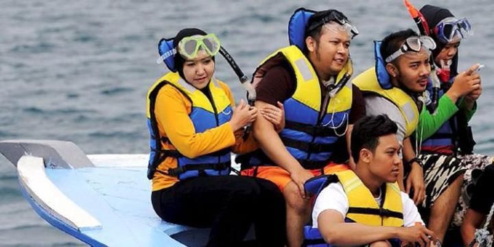 Wisatawan bersiap di Dermaga Pulau Pramuka, Kepulauan Seribu, untuk snorkeling di Pulau Semak Daun, 