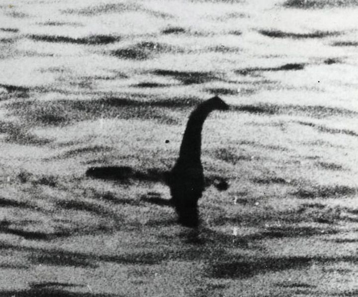 Foto penampakan pertama monster Loch Ness, yang diambil oleh Colonel Robert Wilson.