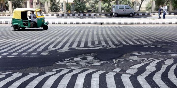 Aspal di jalanan kota New Delhi meleleh akibat serangan gelombang panas di India.