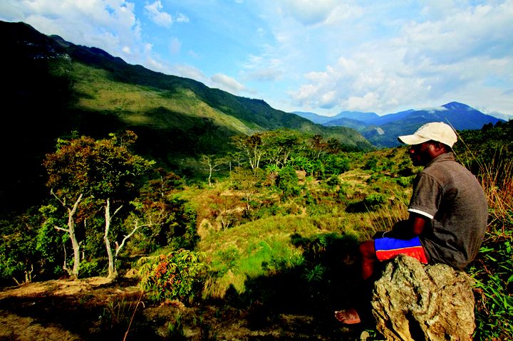 Memandang ke arah Sungai Balim, warga menikmati keragaman Tanah Papua.