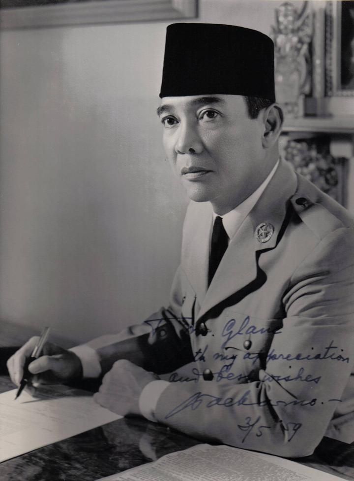 Selembar foto yang diberikan Presiden Sukarno kepada Mieczyslaw Glanc, seorang Kepala Dinas II Biro Perlindungan Pemerintah Polandia pada 1959. Foto Studio "N.V. Wirontono", Kaliasin 94 - Tilp. S. 2906, Surabaja, Indonesia