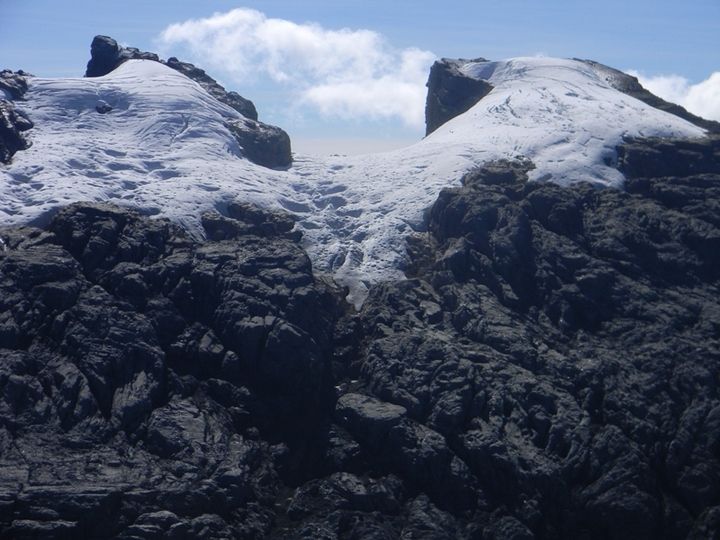 Puncak Sumantri (kiri) dan Puncak Jaya (kanan) dari lereng Carstensz Pyramid
