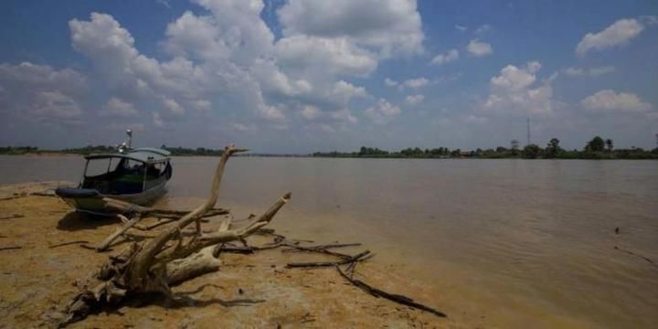 Sebuah ketinting tambat di pinggir Sungai Mahakam di Kecamatan Kota Bangun, Kutai Kartanegara, Kalti