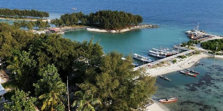 Panorama dermaga di Pulau Payung, Kepulauan Seribu, yang lengang dilihat dari ketinggian, Minggu (10