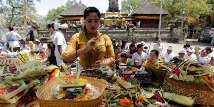 Umat Hindu Bali berdoa pada hari raya Kuningan di Pura Sakenan, Pulau Serangan, Denpasar, Bali, Sabt