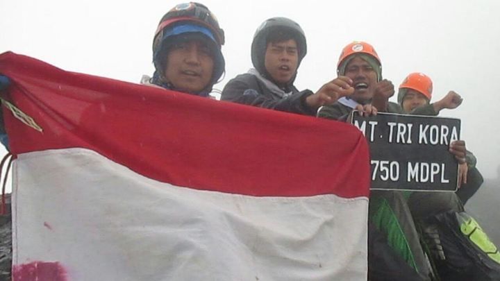 Anggota tim ekspedisi Sumpah Pemuda mengibarkan Bendera Merah Putih di puncak Trikora (4750 mdpl).