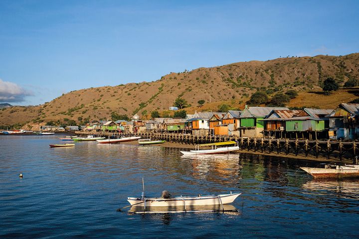 Pagi di desa Komodo, sebagian besar penduduk di sini bekerja di Taman Nasional, baik sebagai jagawan