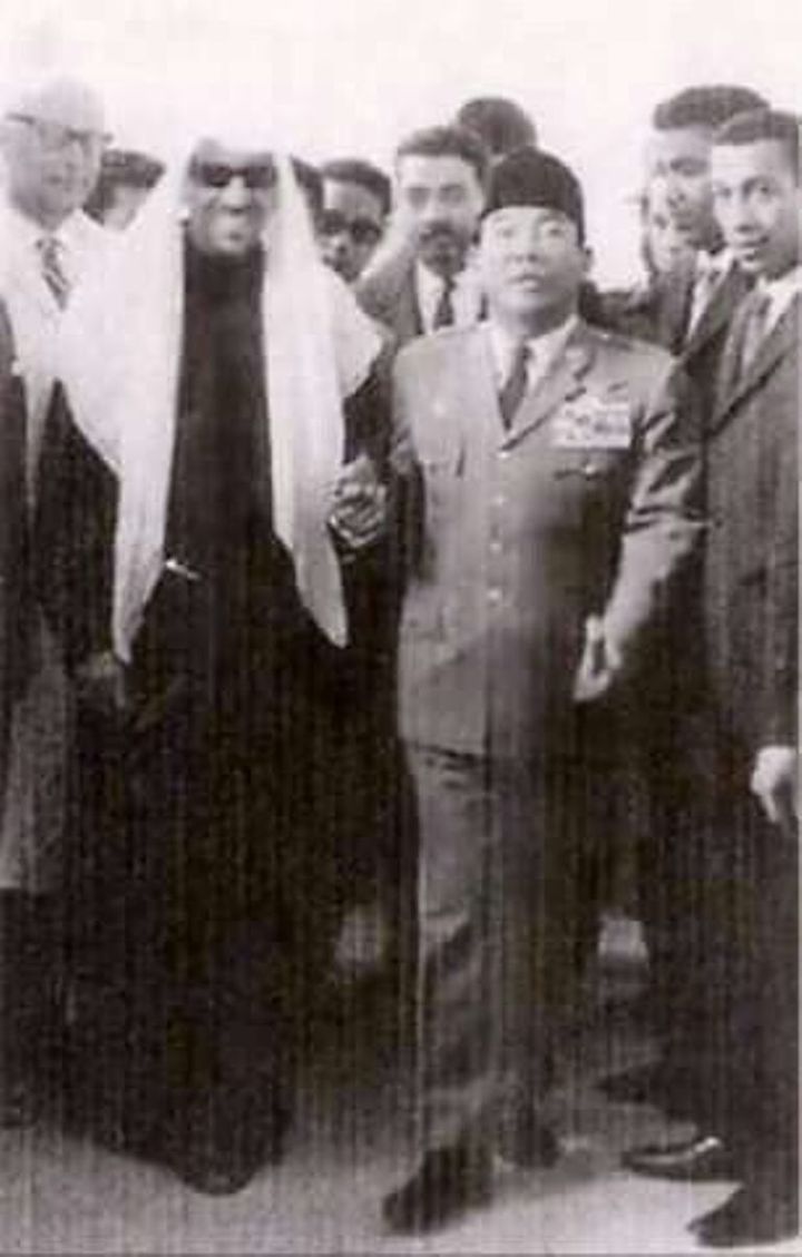 Presiden Republik Indonesia ke-1, Sukarno, bersama Raja Saudi, Saud bin Abdulaziz Al Saud.
