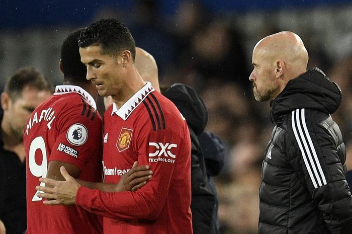 Cristiano Ronaldo saat dimasukkan Erik ten Hag menggantikan Anthony Martial dalam laga Liga Inggris Everton vs Manchester United di Goodison Park (9/10/2022).