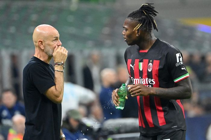 Stefano Pioli berbicara dengan Rafael Leao dalam duel Liga Champions antara AC Milan vs Chelsea di San Siro (11/10/2022).