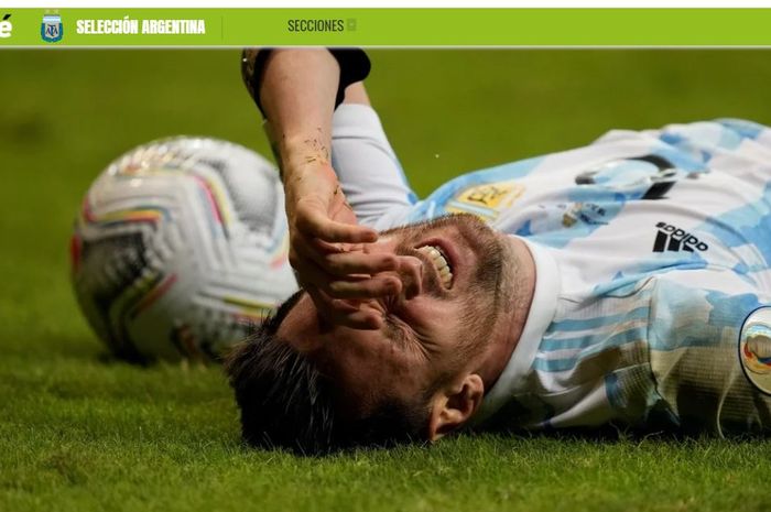 Kapten timnas Argentina, Lionel Messi, terbaring di lapangan akibat dilanggar pemain Uruguay dalam partai Copa America di Brasilia, 18 Juni 2021.