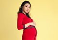 Sarwendah Kenakan Baju Kerja Ibu Hamil yang Fashionable dan Nyaman