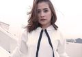 Tiru Gaya Feminin Prilly Latuconsina Bernuansa Monokrom yang Simpel
