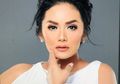 Tampil Berhijab dengan Makeup Cetar, Krisdayanti Hadiri Peringatan Hari Santri Nasional
