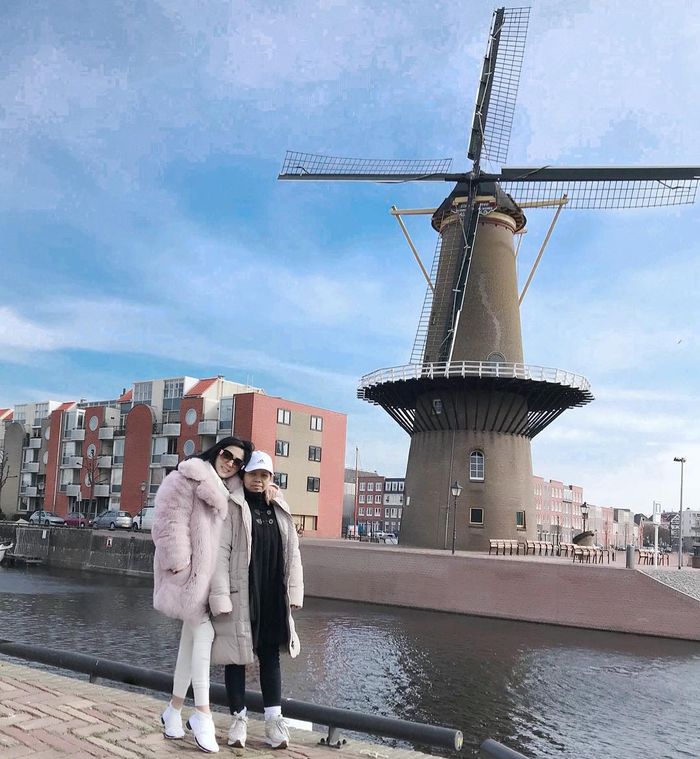 Syahrini dan Elin saat di Rotterdam