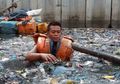 Potret Perjuangan Pasukan Oranye: Berjibaku Dengan Sampah, Demi Kali Jakarta yang Indah