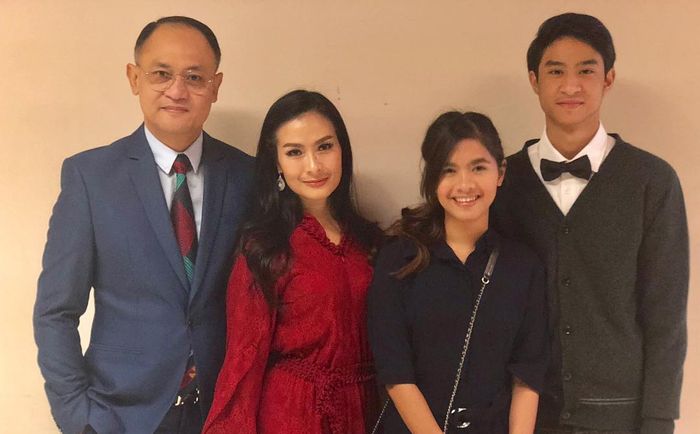 Jadi Istri Pilot, Iis Dahlia Ceritakan Pengalaman Dramatis Sang Suami saat Terbang