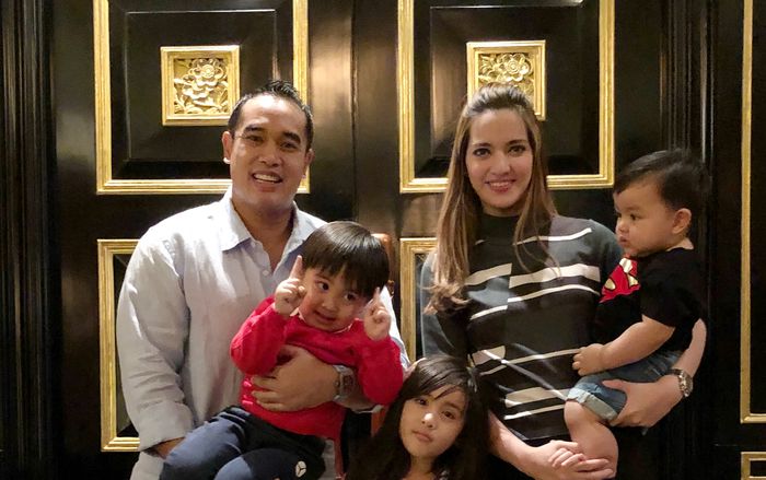 Nia Ramadhani bersama anak dan suami