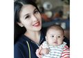 Sandra Dewi Rajin Membersihkan Lidah Baby Rafa, ini Manfaatnya!