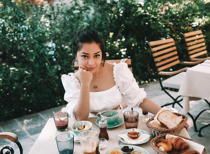 Nikita Willy terlihat tampil seksi mengenakan crop top model puff sleeve berwarna putih