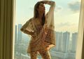 Tampil Nasionalis, Begini Gaya Kece Cinta Laura Pakai Outfit Batik