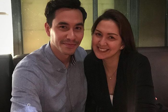 Intip 5 Potret Kemesraan Darius Sinathrya dan Donna Agnesia Meskipun Miliki Perbedaan Usia 6 Tahu
