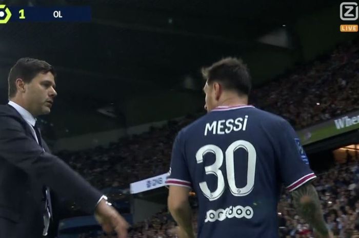 Pelatih Paris Saint-Germain, Mauricio Pochettino, berbicara dengan Lionel Messi dalam laga Liga Prancis kontra Olympique Lyon di Stadion Parc des Princes, Minggu (19/9/2021).
